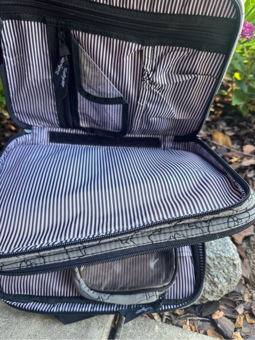 thirty-one Gray and Black Quilted Floral Organizer Bag - Picture 4 of 6